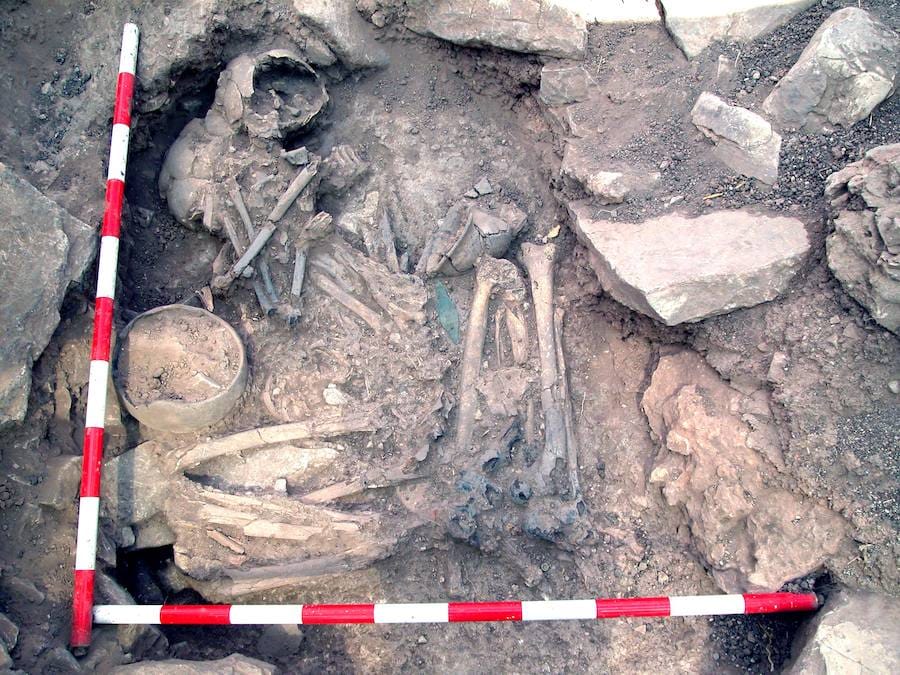 Un hombre y una mujer de la Edad de Bronce, enterrados lado a lado en Castillejo de Bonete. Él tenía ascendencia de la estepa y ella, ibérica.