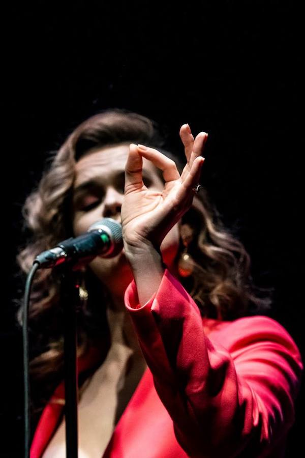 Ina, vestida cual cantante de night club jazz.