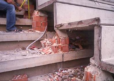 Imagen secundaria 1 - Deficiencias de «poca importancia» en Mendizorroza, pero que impresionan