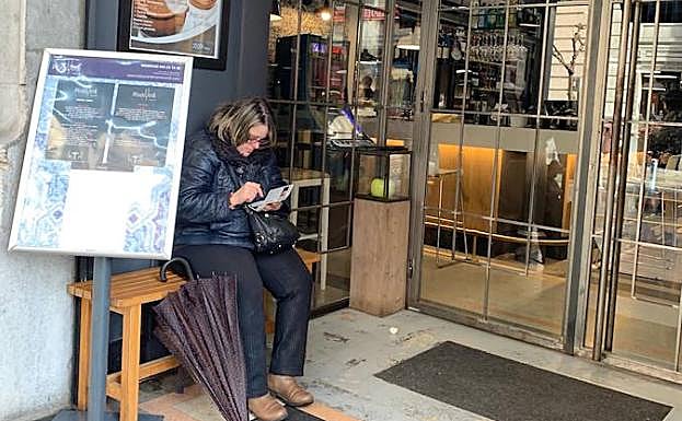 En el restaurante Monteverdi sacan tiempo para la lectura. 