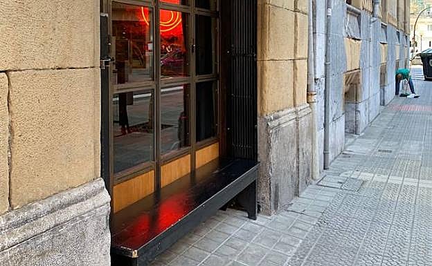 En el Singular, de Lersundi, juegan con el impacto de las tonalidades rojas. 