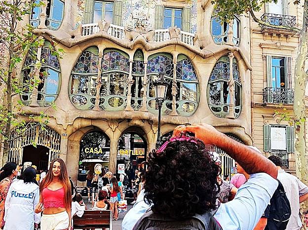 Turistas ante la Casa Battló, uno de los emblemas del Paseo de Gracia.