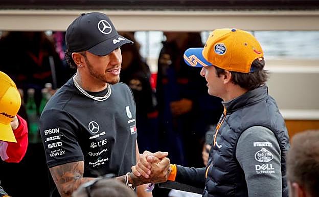 Saludo entre Hamilton y Sainz, gran favorito y único español en el Mundial de F1 2019.