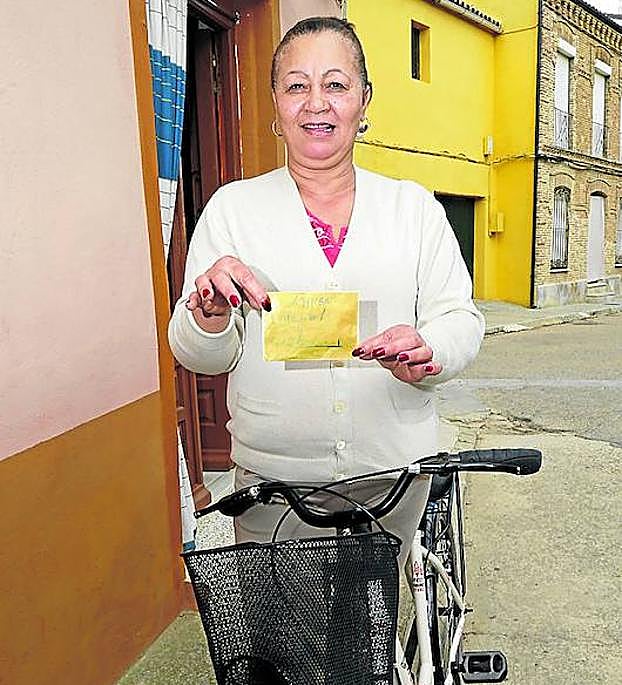 A Iris le dejaron el billete en la cesta de su bici.