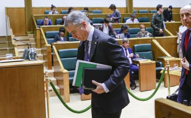 Urkullu abandona pensativo el pleno en el Parlamento vasco de hoy. 