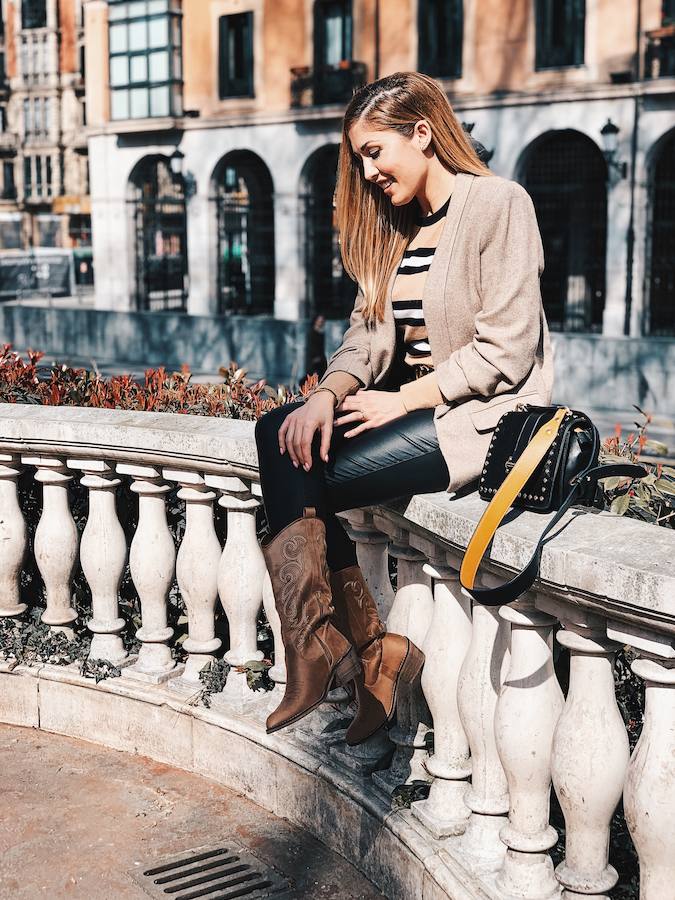 Los pantalones negros encerados le aportan un toque 'chic' a las camperas.