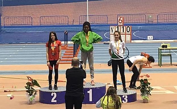 Tessy Ebosele, en lo más alto del podio en Valencia. 