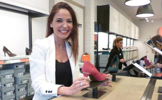  Ainhize Ruiz sostiene un zapato fucsia de salón.