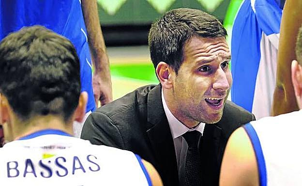 Miret da instrucciones a sus jugadores durante un tiempo muerto. 