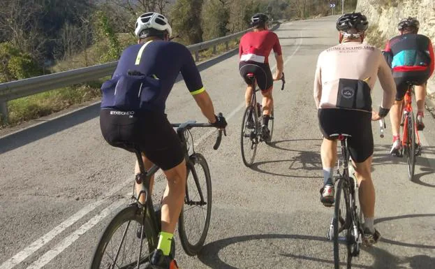 Ropa de ciclismo para hombre y mujer: tendencias en maillots, cullotes calcetines en 2019 | Correo