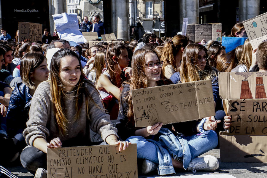 Centenares de jóvenes secundan la llamada mundial del 'Friday for Future' y añaden la lucha contra el calentamiento a las causas que defienden