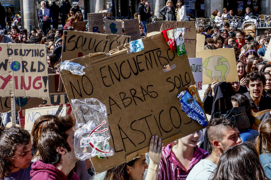 Centenares de jóvenes secundan la llamada mundial del 'Friday for Future' y añaden la lucha contra el calentamiento a las causas que defienden