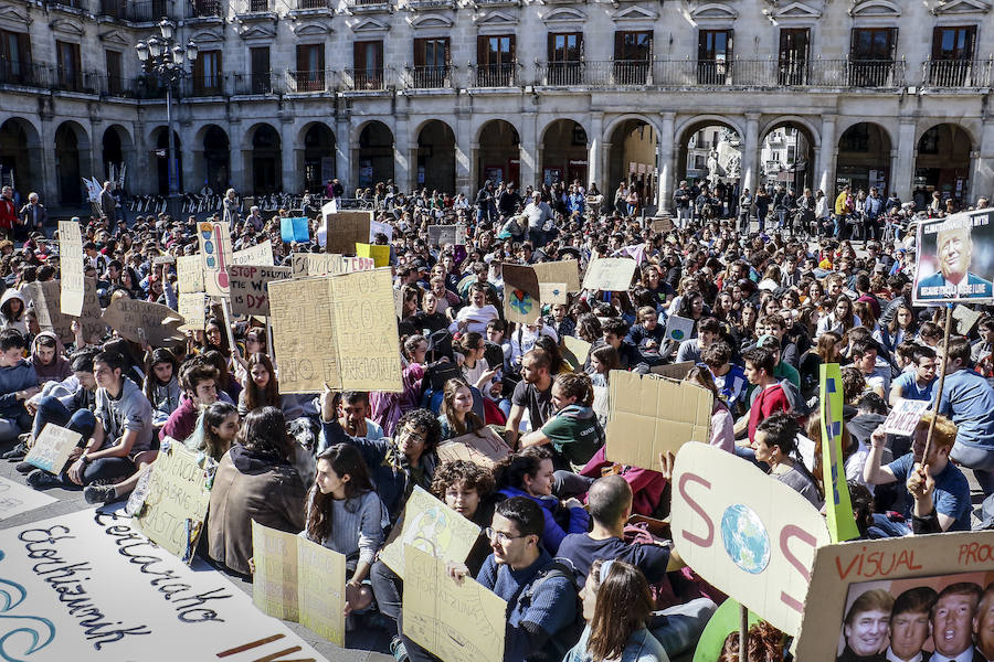 Centenares de jóvenes secundan la llamada mundial del 'Friday for Future' y añaden la lucha contra el calentamiento a las causas que defienden