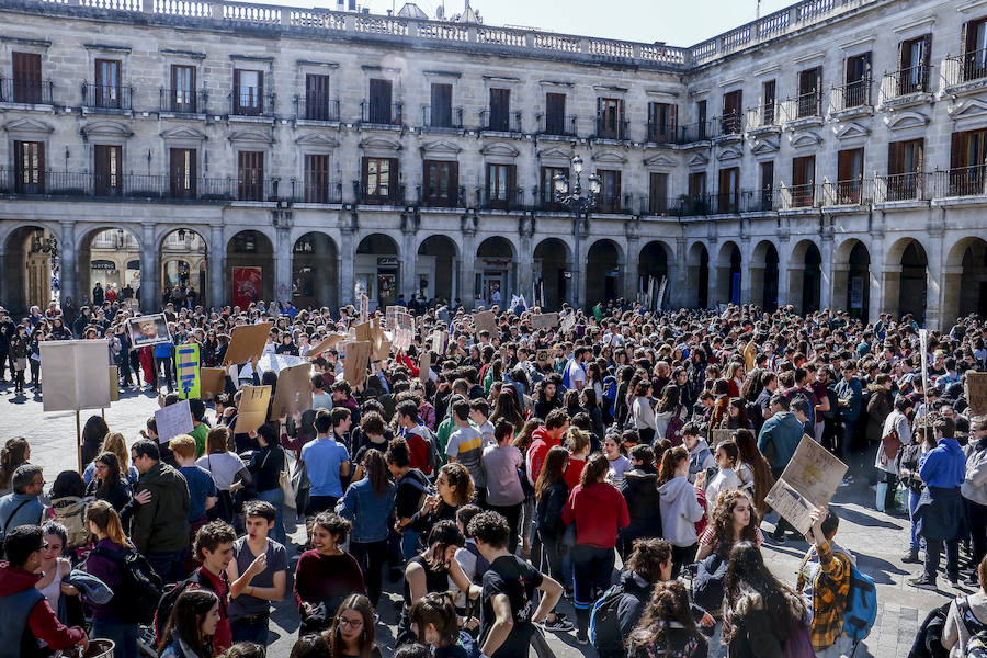 Centenares de jóvenes secundan la llamada mundial del 'Friday for Future' y añaden la lucha contra el calentamiento a las causas que defienden
