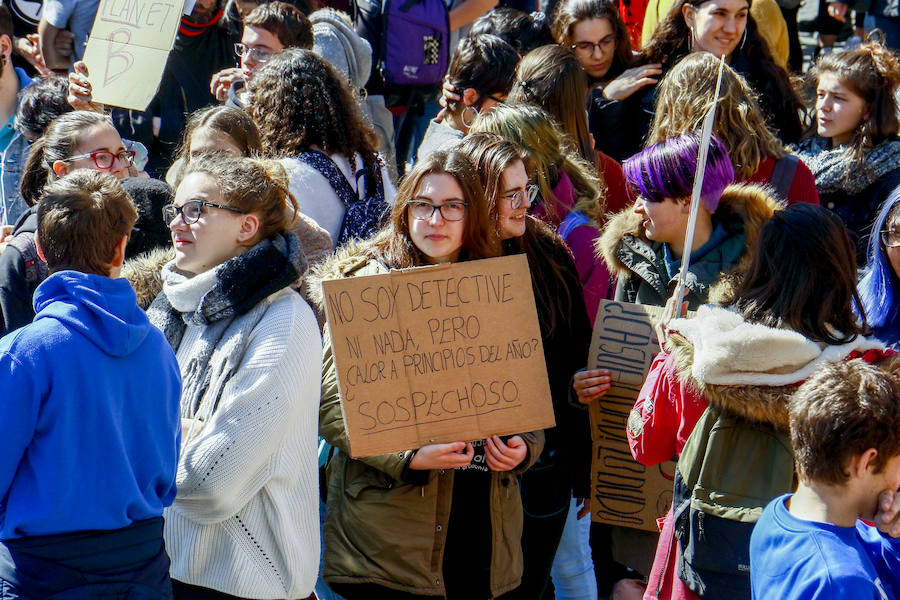 Centenares de jóvenes secundan la llamada mundial del 'Friday for Future' y añaden la lucha contra el calentamiento a las causas que defienden