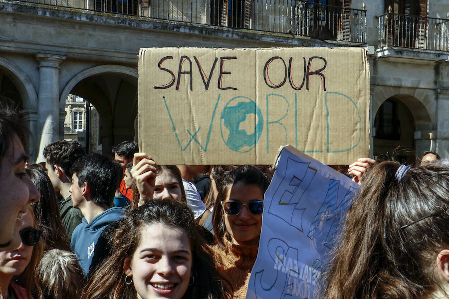 Centenares de jóvenes secundan la llamada mundial del 'Friday for Future' y añaden la lucha contra el calentamiento a las causas que defienden