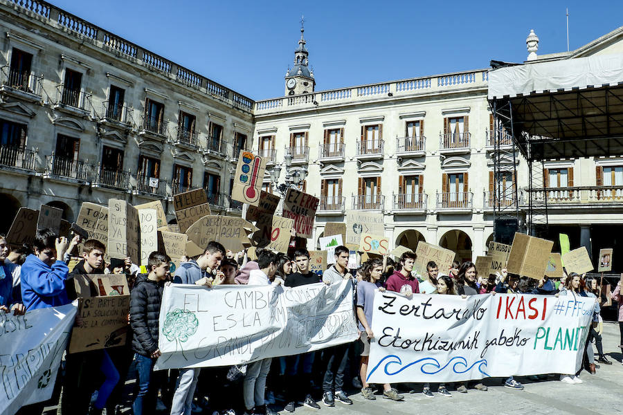 Centenares de jóvenes secundan la llamada mundial del 'Friday for Future' y añaden la lucha contra el calentamiento a las causas que defienden