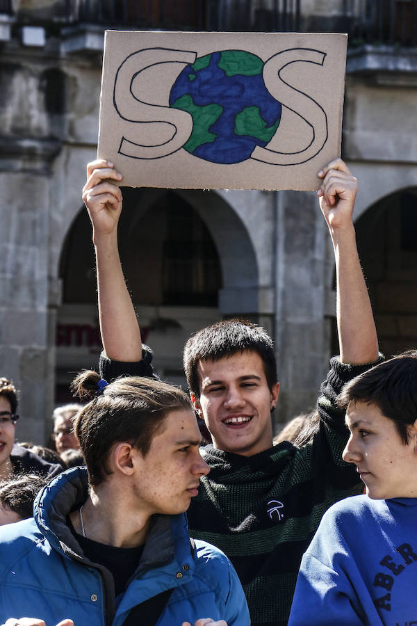 Centenares de jóvenes secundan la llamada mundial del 'Friday for Future' y añaden la lucha contra el calentamiento a las causas que defienden
