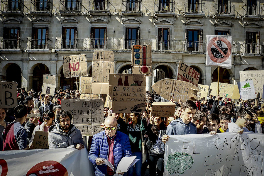 Centenares de jóvenes secundan la llamada mundial del 'Friday for Future' y añaden la lucha contra el calentamiento a las causas que defienden