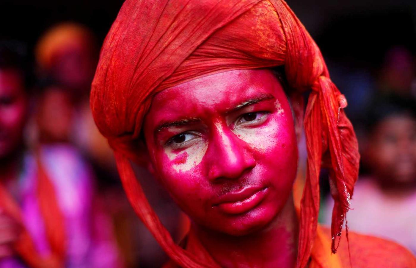 Hindúes participando en el festival Holi en un templo de Nandgaon , India 