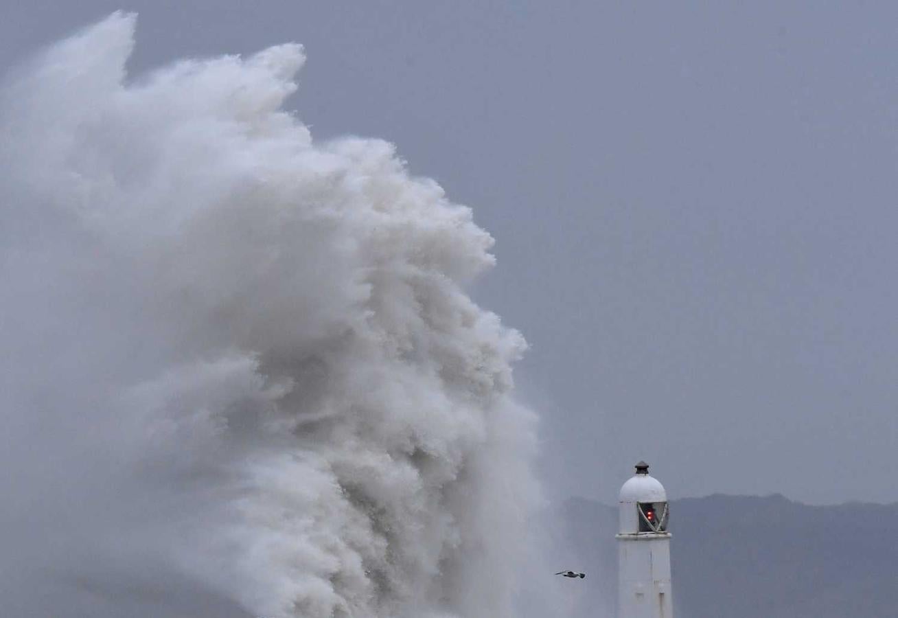 Enormes olas durante una tormenta en el puerto de Porthcawl, Inglaterra 