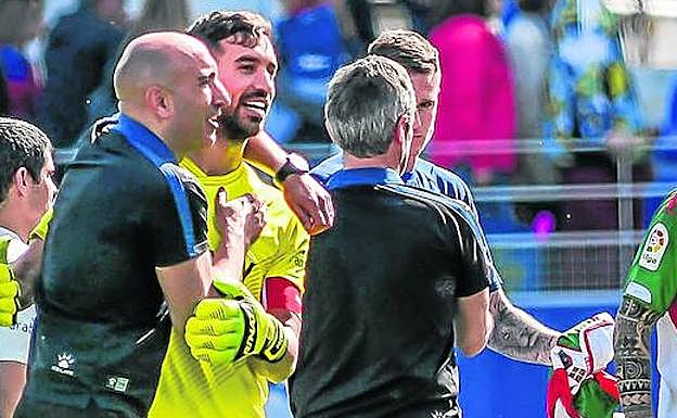 Abelardo abraza a Pacheco, que cumplió los cien partidos con el Alavés.