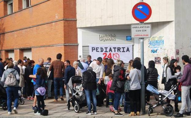 Protesta ante el centro de salud de Durango en demanda de las urgencias de pediatría. 