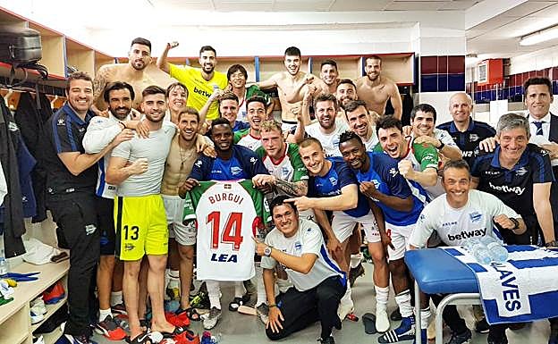 Los jugadores del Alavés han dedicado el triunfo ante el Huesca al lesionado Burgui.
