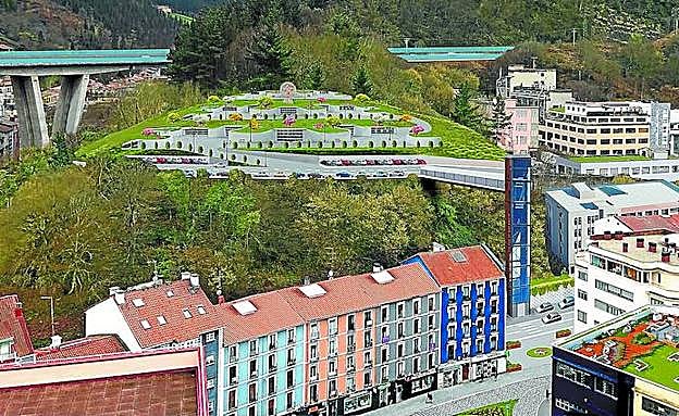 Desde la casa derribada de Urkizu se plantearía, vía ascensor, el acceso al cementerio de la Avenida de Galicia, junto a un vial que baja desde Txantxa Zelai hasta Txonta.