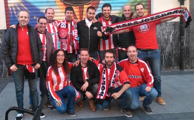 Adrián Marín, en el centro con chaqueta negra y camisa blanca, con los miembros de la peña 'Athletic Karajo'.