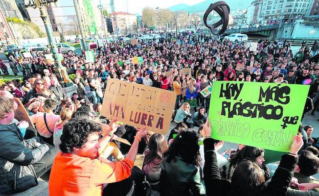 La concentración convocada junto al Ayuntamiento de Bilbao reunió ayer por la tarde a más de medio millar de personas.