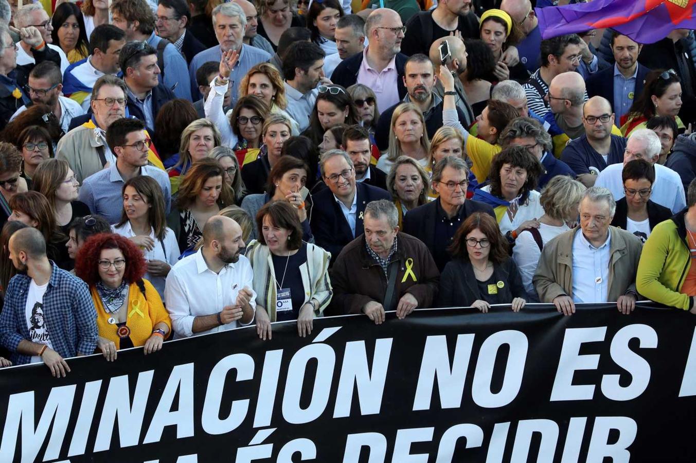 El presidente de la Generalitat, Quim Torra (c), el expresident Artur Mas (c-dcha) asisten a la manifestación que bajo los lemas "Autodeterminación no es delito" y "Democracia es decidir" ha sido convocada por más de sesenta colectivos sociales, organizaciones del 15M, entidades republicanas y antifascistas, además de ANC y Òmniun Cultural, en Madrid. 