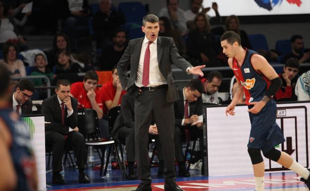 Perasovic da instrucciones a Vildoza.