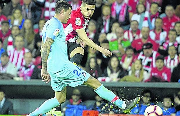 Córdoba envía su centrochut ante el uruguayo Giménez en la jugada del 1-0 de Williams. 