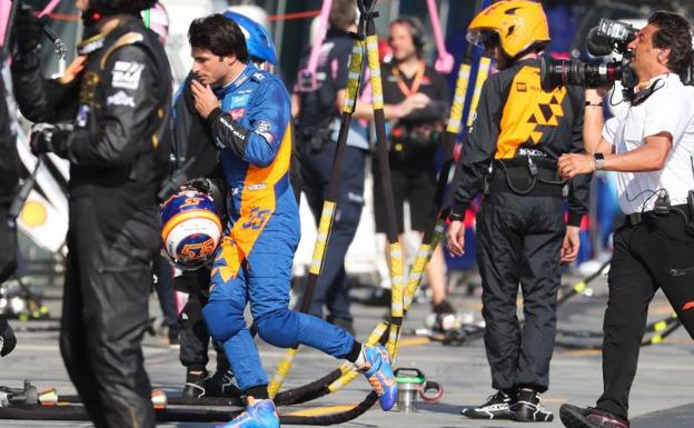 Carlos Sainz, volviendo al garaje de McLaren tras su retirada.