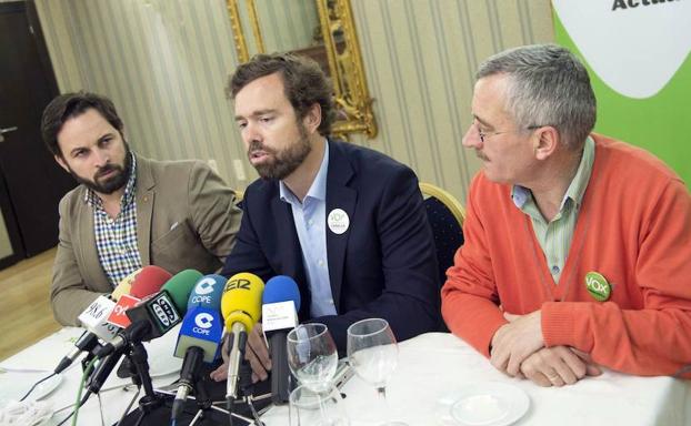 Iván Espinosa de los Monteros (Centro), Santiago Abascal (i) y Ortega Lara.