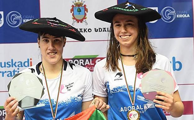 Etxaniz y Garai, con los trofeos tras conseguir la victoria en la final del Parejas.