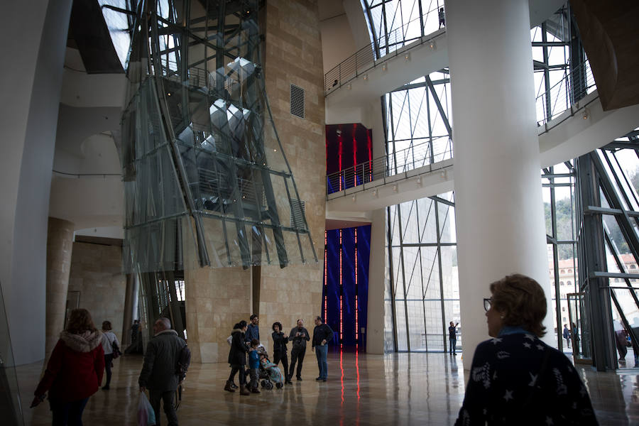 Fotos: Los turistas visitan el Guggenheim y el Bellas Artes en un día pasado por agua