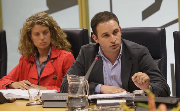 Nerea Alzola con Santiago Abascal en 2008 en el Parlamento vasco. 