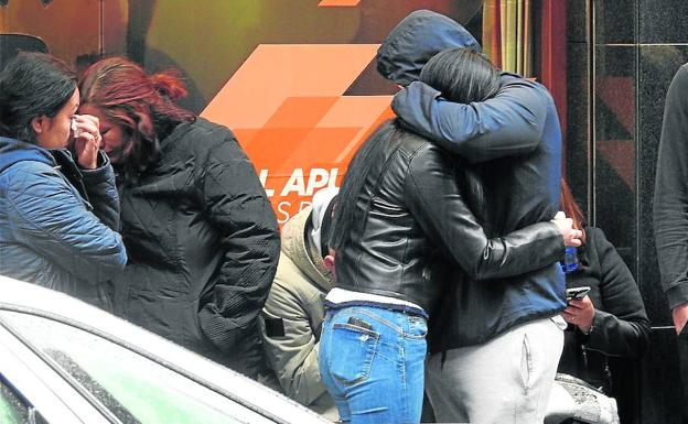 Allegados del fallecido en el incendio ocurrido el domingo en Bermeo se abrazan desconsolados.