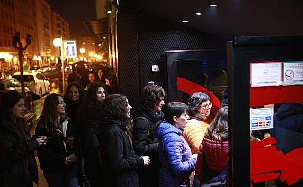 Los fans esperaron más de una hora de cola para acceder a la sala.