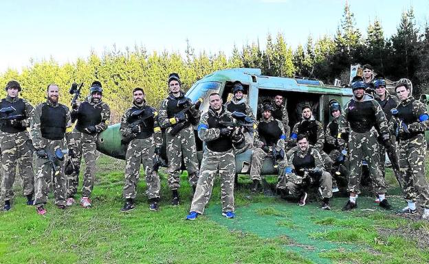 Preparados. El RETAbet hizo piña la semana pasada en el Paintball Open Air de Amorebieta. 