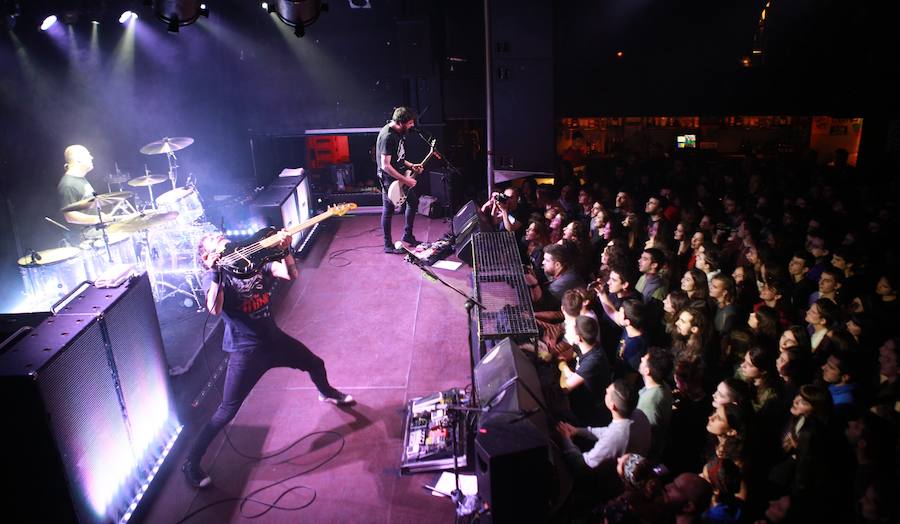 El grupo ofreció este martes su último concierto en la capital alavesa tras 25 años de carrera