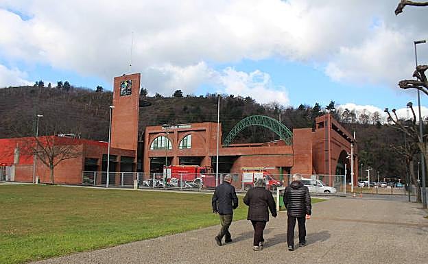 El parque de bomberos de Llodio se ampliará en el jardín que tiene al lado. S