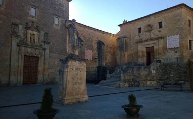 Una escultura recuerda al santo delante del monasterio, que alberga un museo.