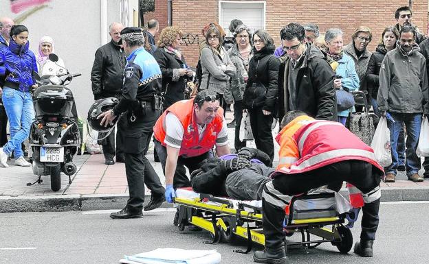 Un motorista es trasladado al hospital tras sufrir un accidente de tráfico en Valladolid.