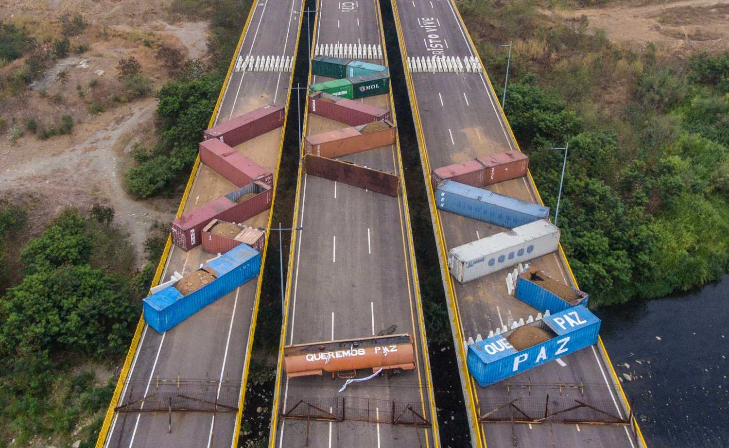 Vista aérea de los contenedores que bloquean el Puente Tienditas que une Tachira, Venezuela y Cucuta, Colombia