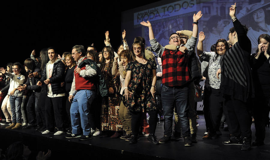 Afectados por síndrome de Down muestran su desparpajo sobre la pasarela en Bilbao