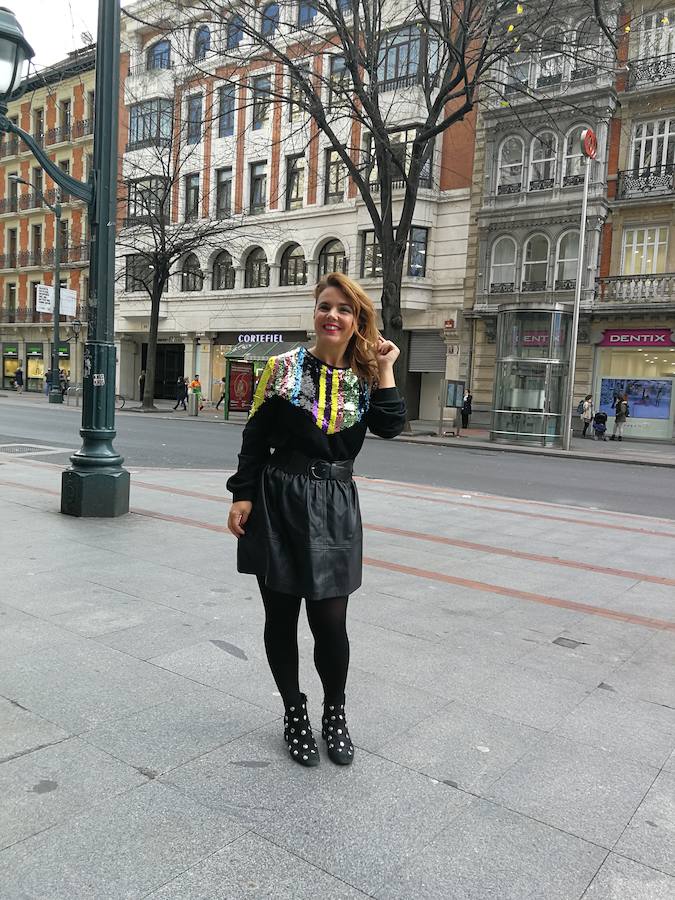 Sudadera de lentejuelas con falda de cuero para conseguir looks más sofisticados.