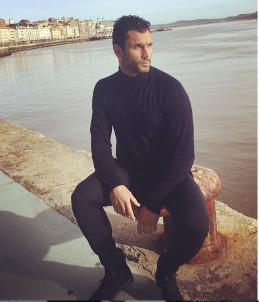 El cántabro reconoce que es fiel a un «estilo cómodo» para jugar con sus tres hijos, que le apoyan en su inmersión en la moda